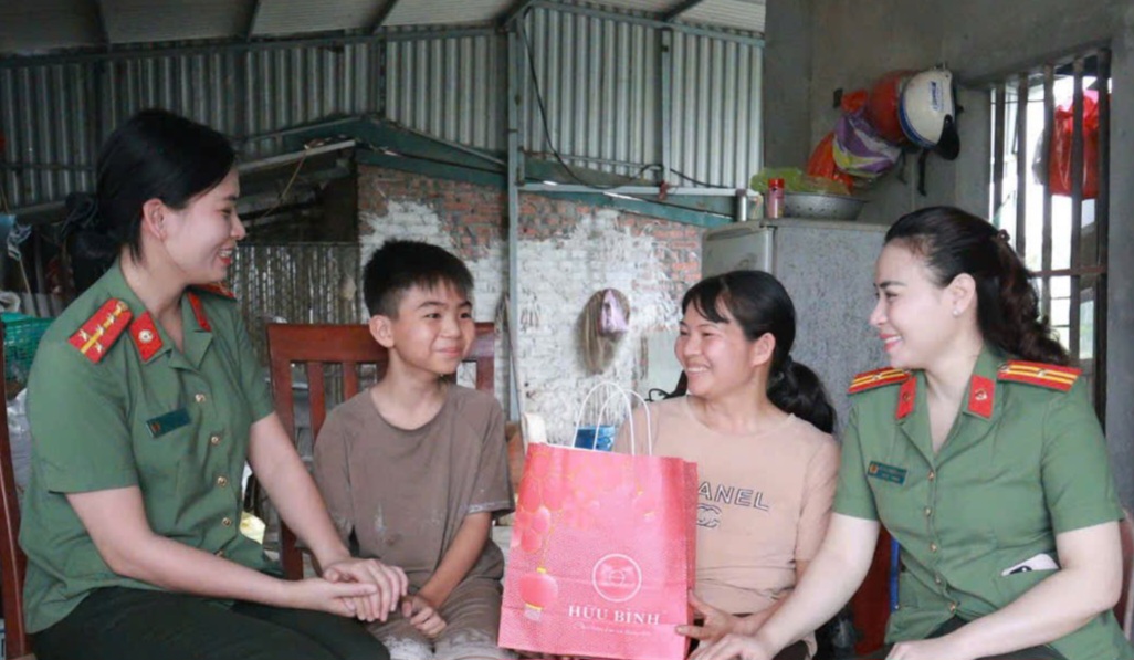 Những đóa hoa lặng thầm tỏa hương trên mặt trận bảo vệ an ninh Tổ quốc